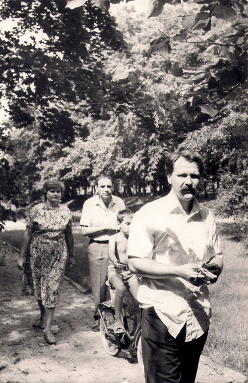 Od lewej: Stanisława i Andrzej Chylowie z synem Bronkiem i Andrzej Cwalina na spacerze w parku muzealnym. Fot. Radosław Chyl, Drozdowo 1987 r. Od lewej: Stanisława i Andrzej Chylowie z synem Bronkiem i Andrzej Cwalina na spacerze w parku muzealnym. Fot. Radosław Chyl, Drozdowo 1987 r.
