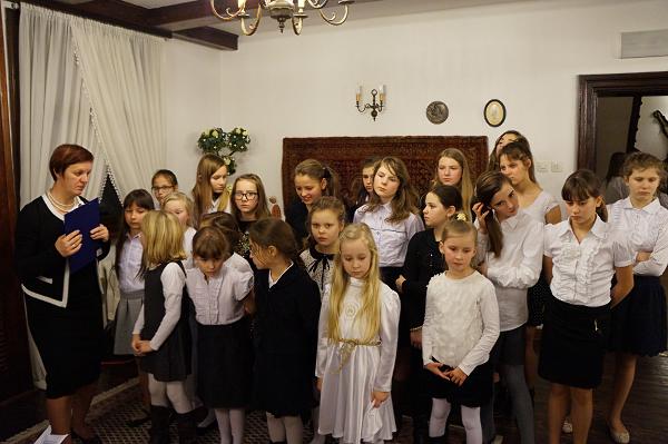 Chór "Szkolne słowiki" pod kierunkiem Beaty Sejnowskiej-Runo wieczór kolęd