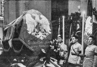 Sztandar_Stronnictwa_Narodowego_powiatu_łomżyńskiego_na_trumnie_Romana_Dmowskiego Sztandar_Stronnictwa_Narodowego_powiatu_łomżyńskiego_na_trumnie_Romana_Dmowskiego
