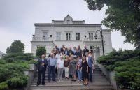 001_Uczestnicy_konferencji_przy_XIX-wiecznym_dworze_Lutosławskich_w_Drozdowie_siedzibie_muzeum 001_Uczestnicy_konferencji_przy_XIX-wiecznym_dworze_Lutosławskich_w_Drozdowie_siedzibie_muzeum